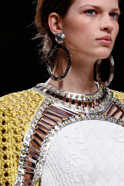 Look 16
